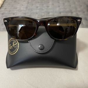 Classic Ray-Ban Wayfarer Sunglasses - Tortoise